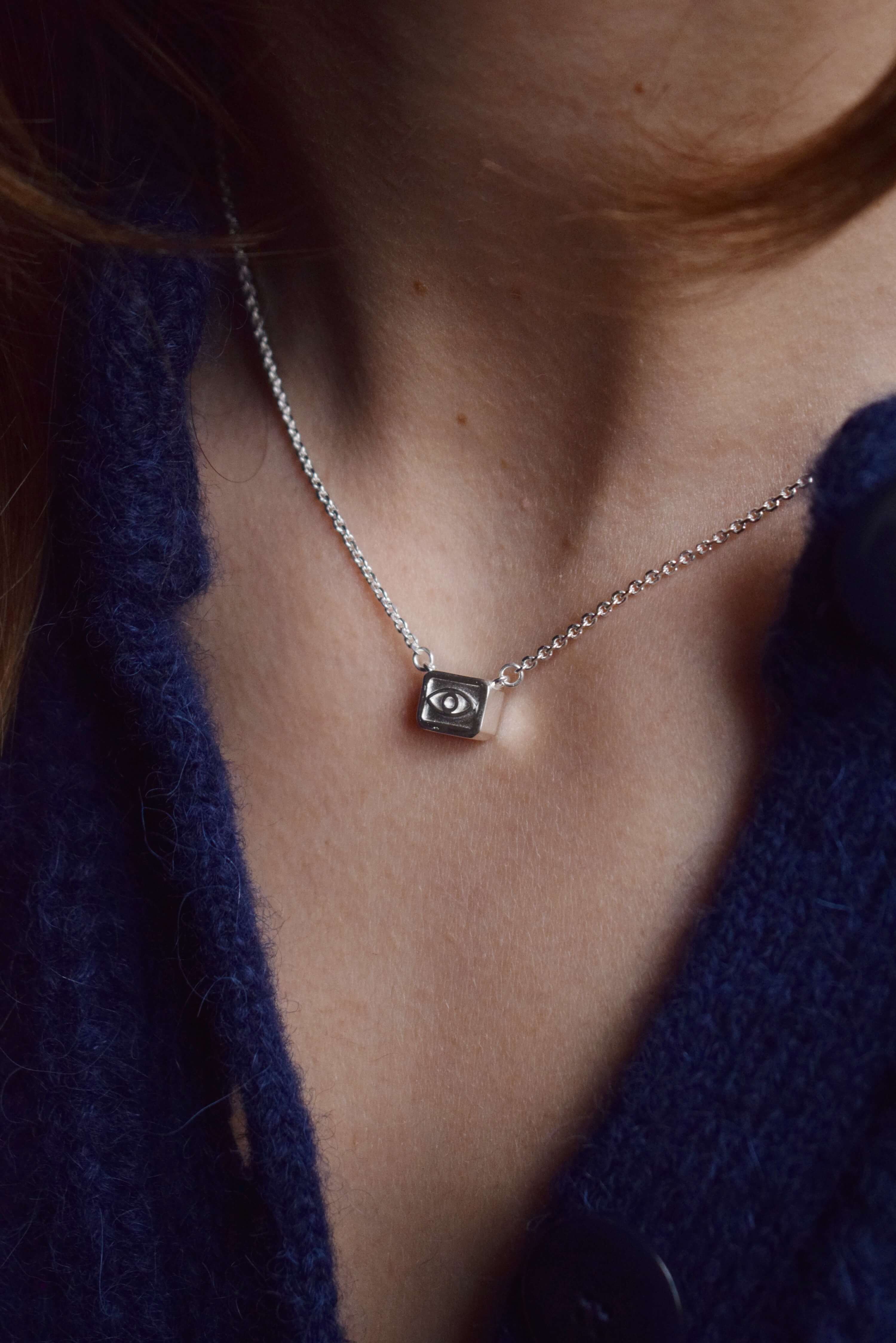 Collana Reversibile "Ceci n'est pas un oeil" Argento 3