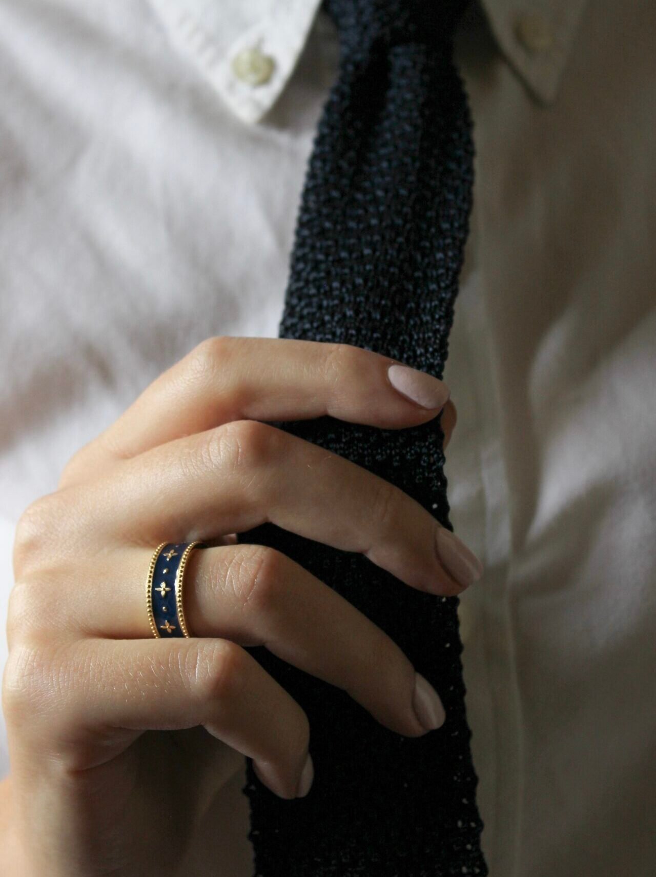 anello rinascente oro indossato