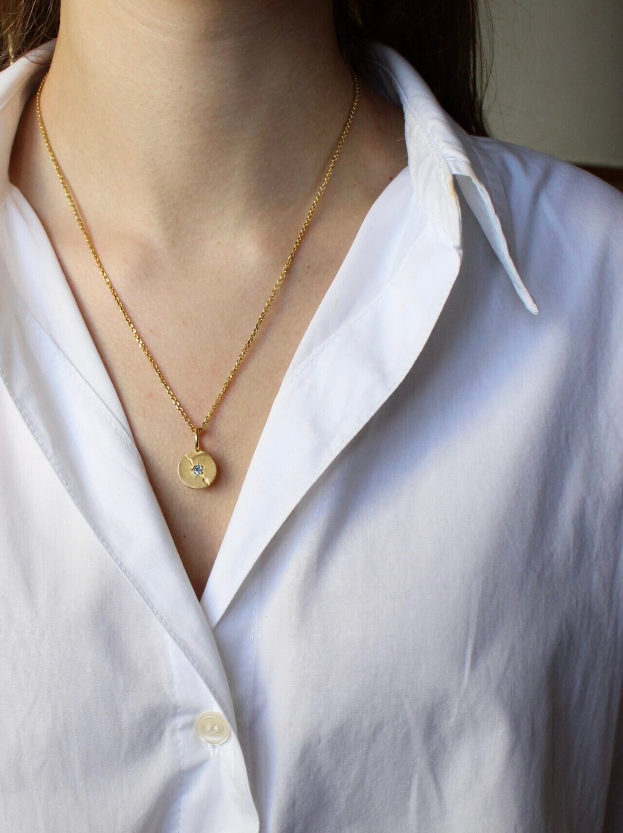 ciondolo crepa oro indossato