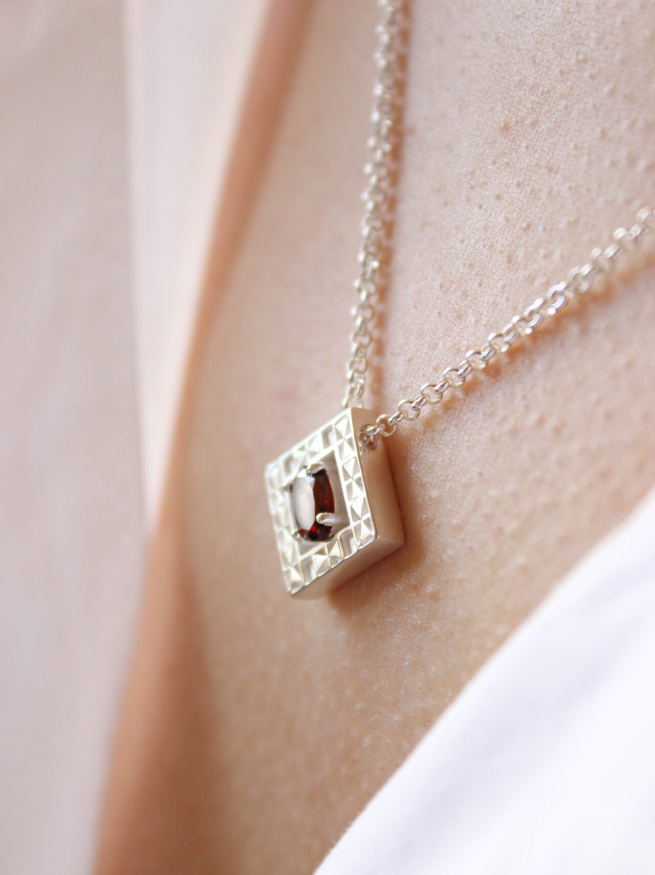 collana anamorfosi argento indossata