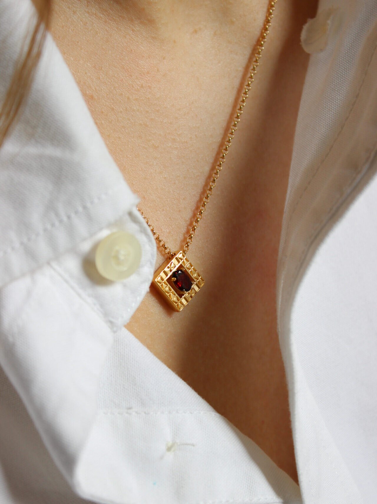 collana anamorfosi oro indossata