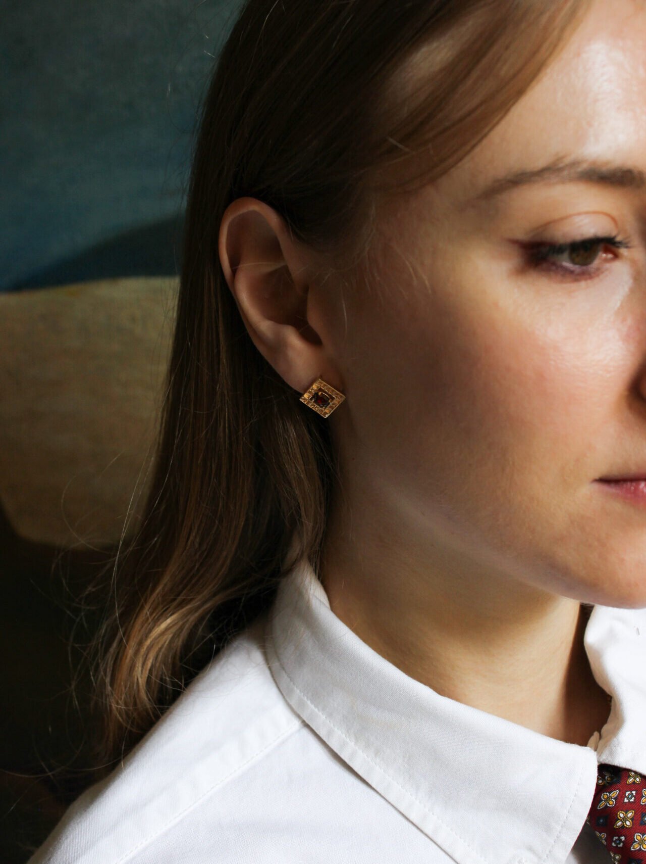 orecchini anamorfosi indossati oro