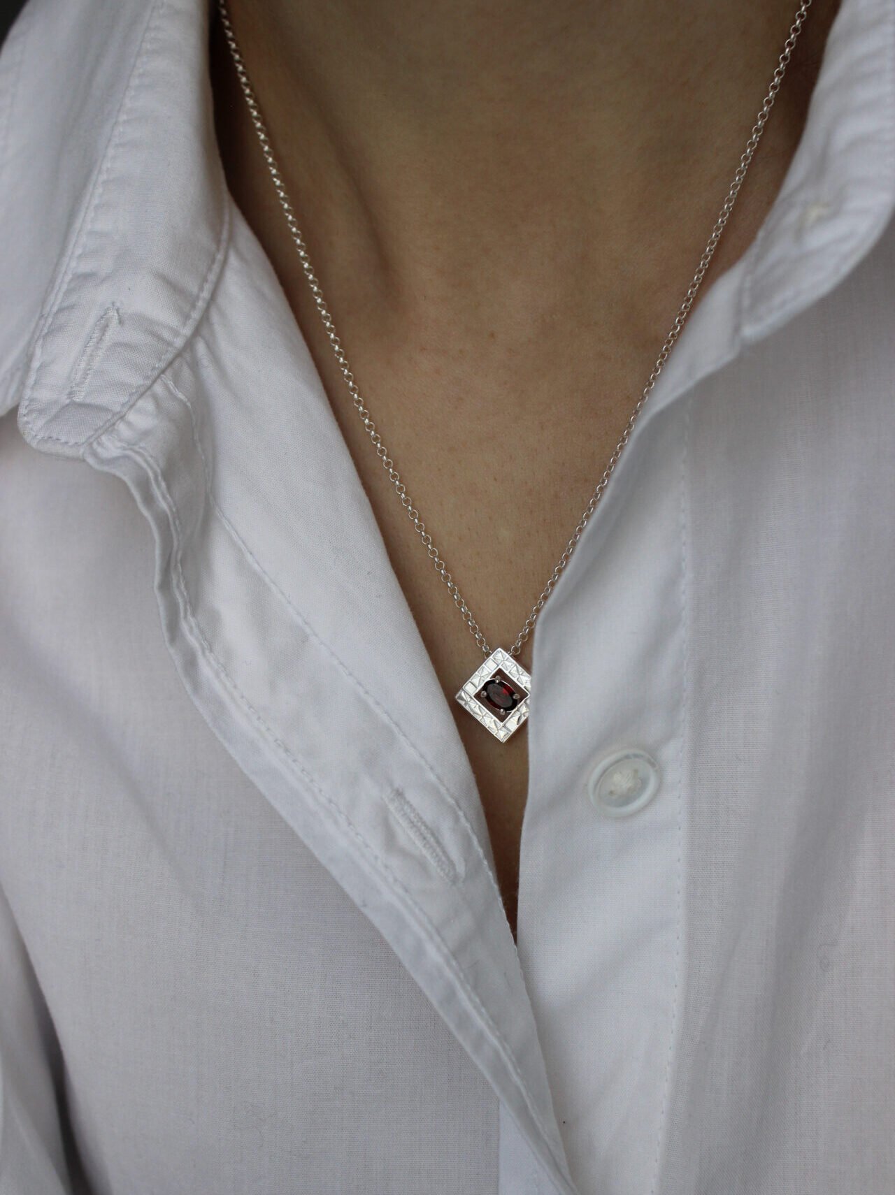 Collana anamorfosi argento indossata 2