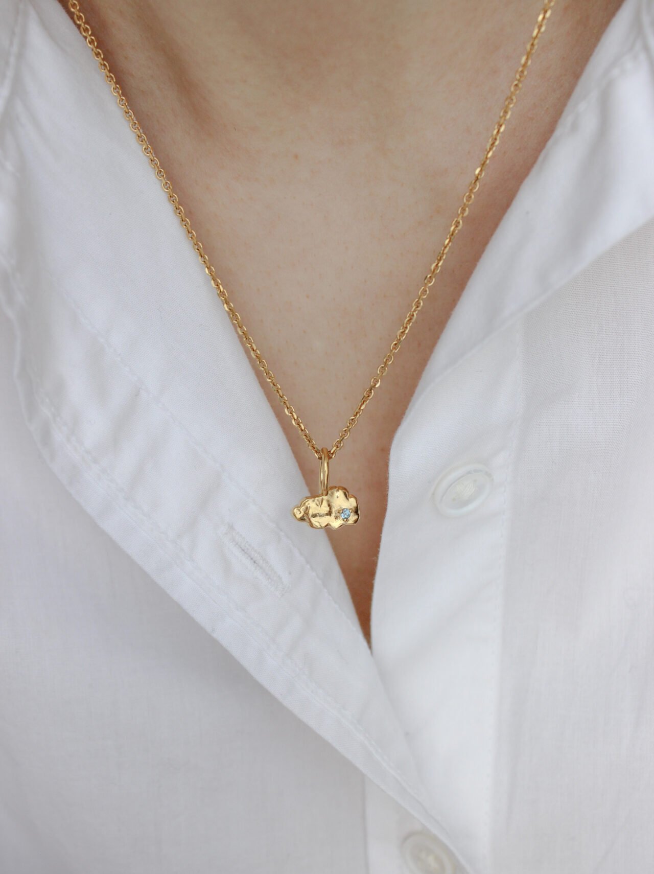 ciondolo nueley oro indossato 4