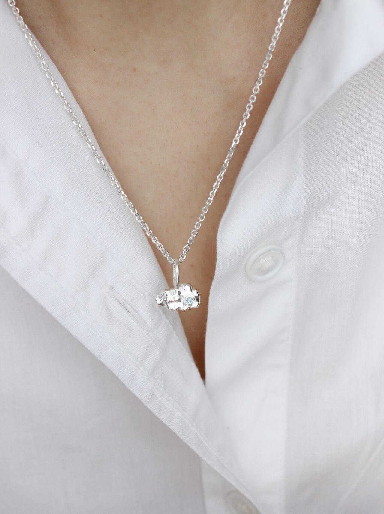 ciondolo nuleye argento indossato