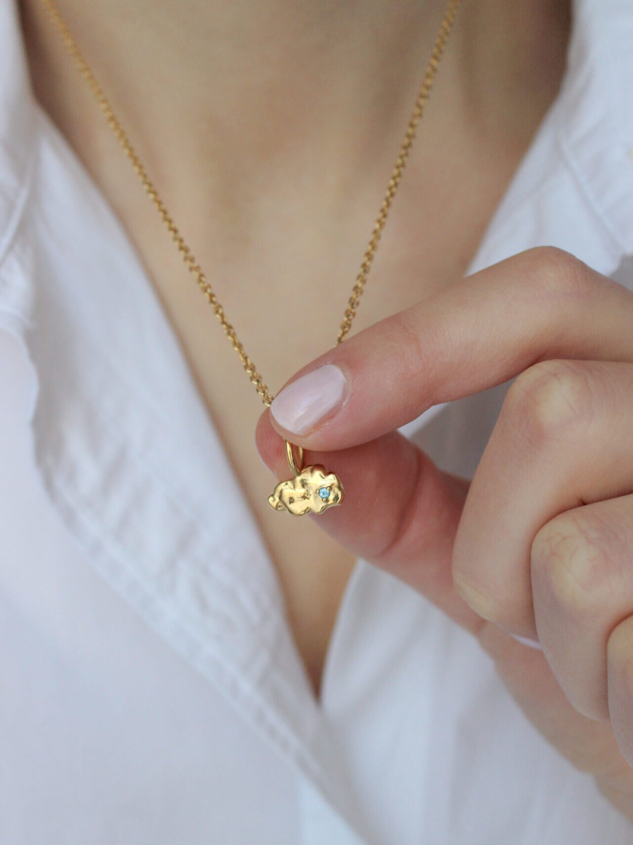 ciondolo nuleye oro indossato 3