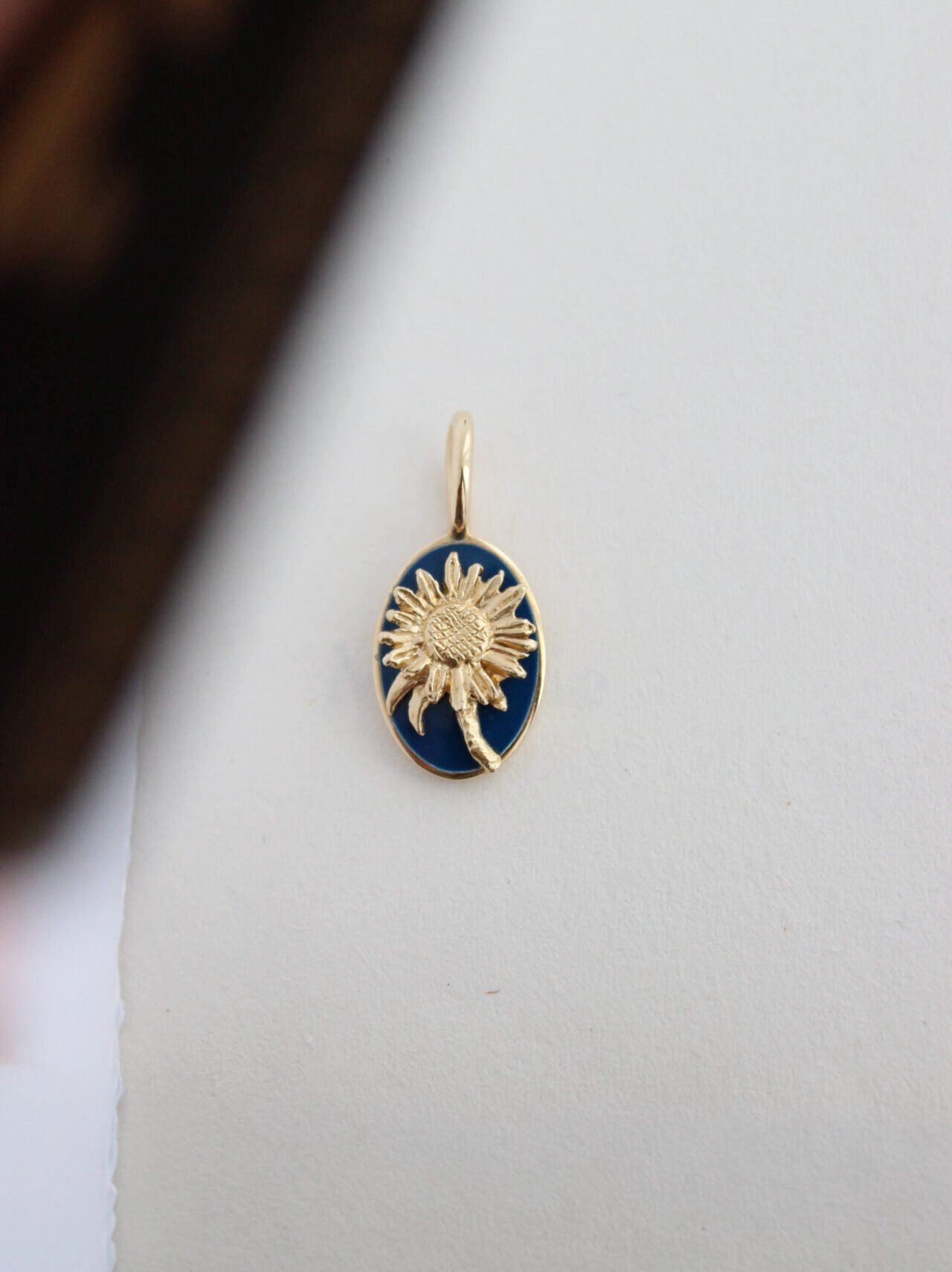 memoria di un girasole dettagli oro