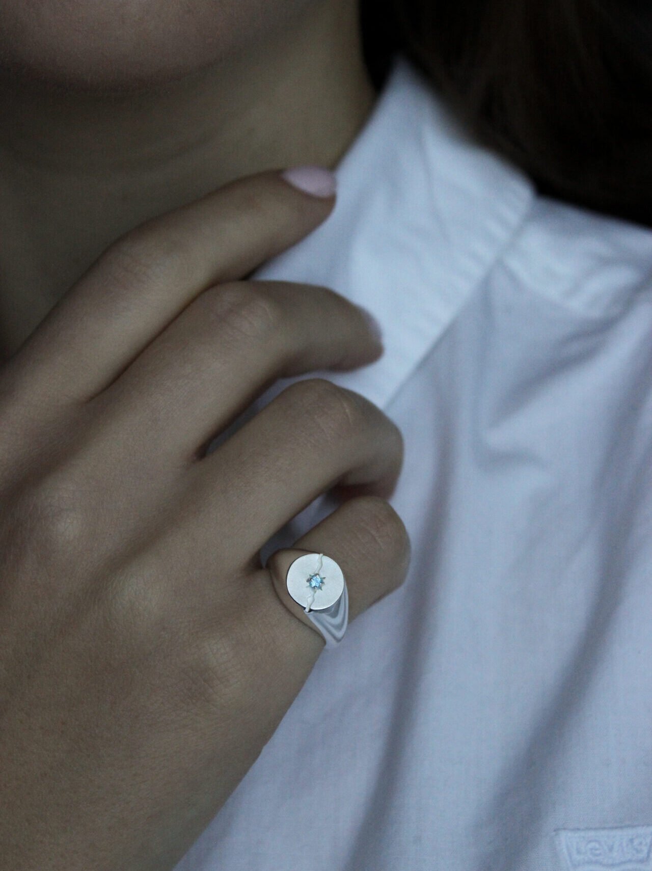 Anello Nuovo Spiraglio argento indossato