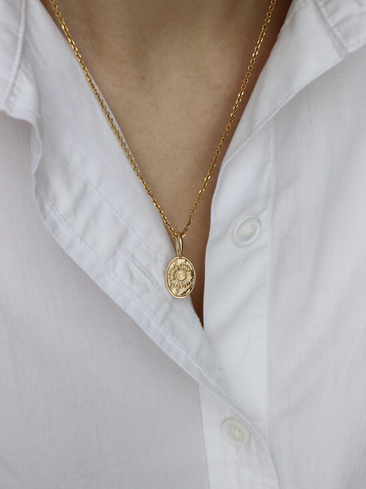 Ciondolo girasole oro indossato 3