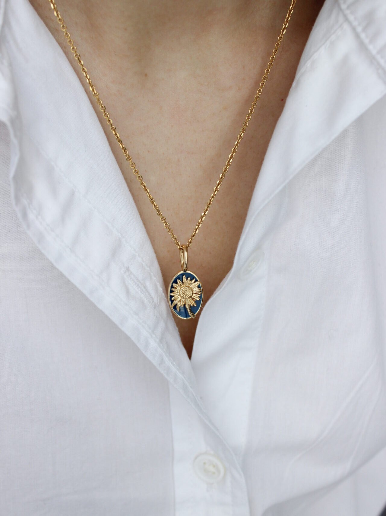 Ciondolo memoria di un girasole oro indossato 3