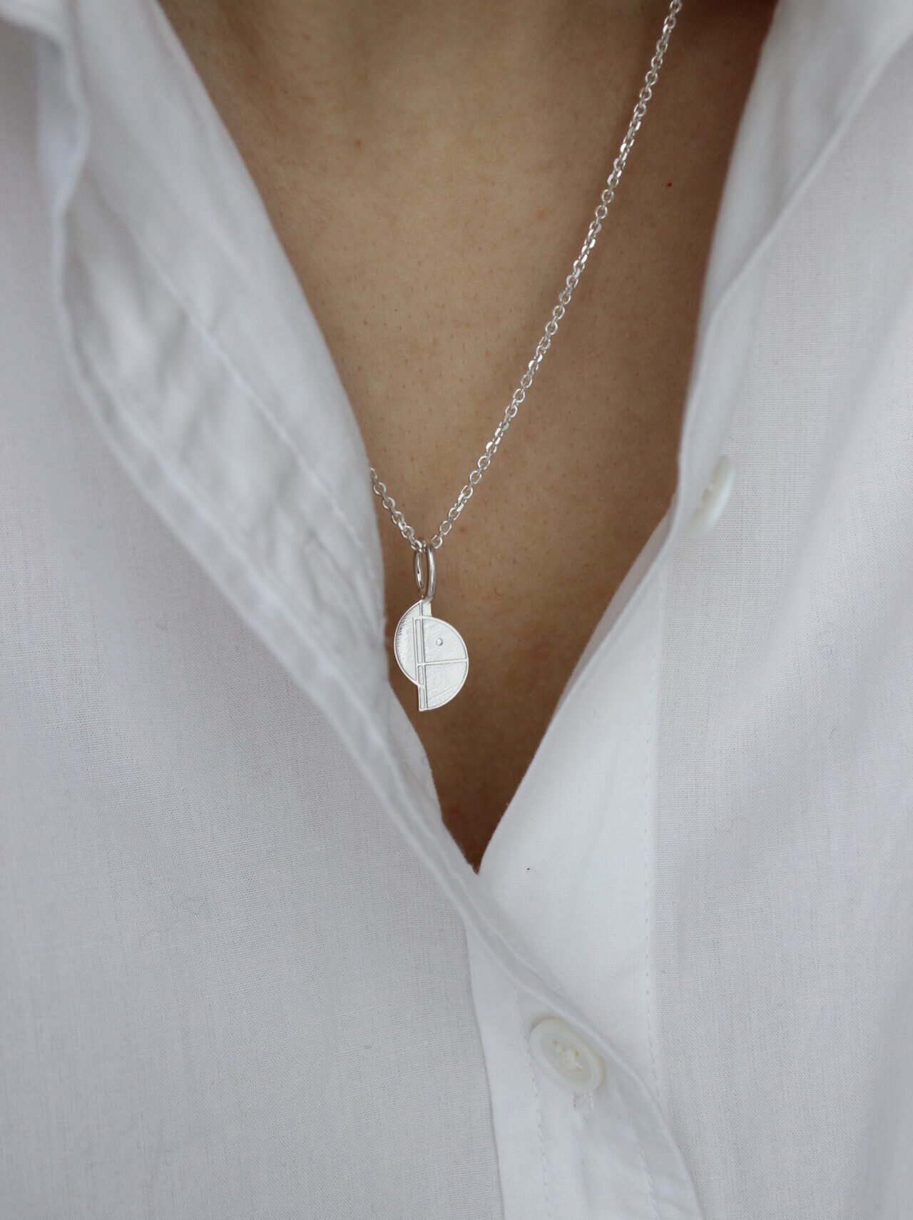 Ciondolo verso l' alto argento indossato 3