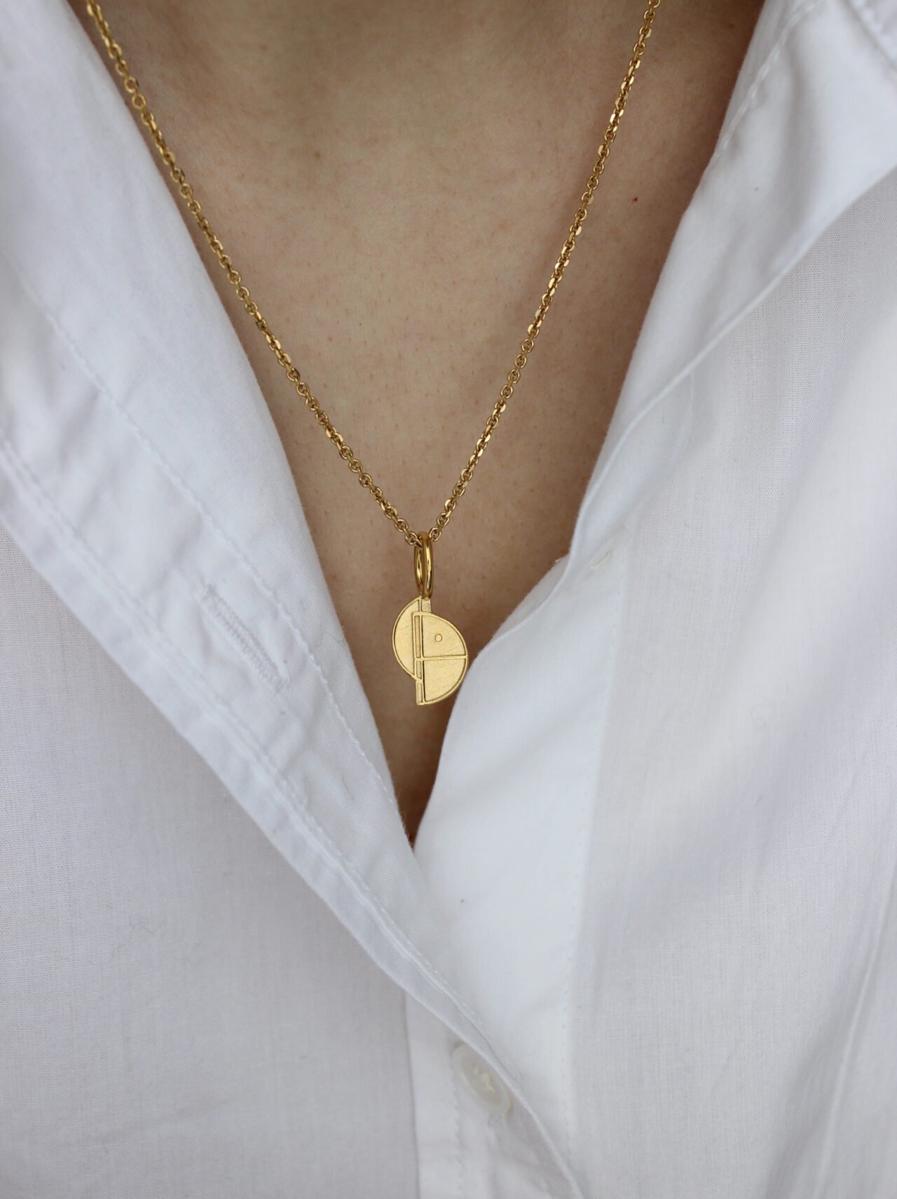 Ciondolo verso l'alto oro indossato 3