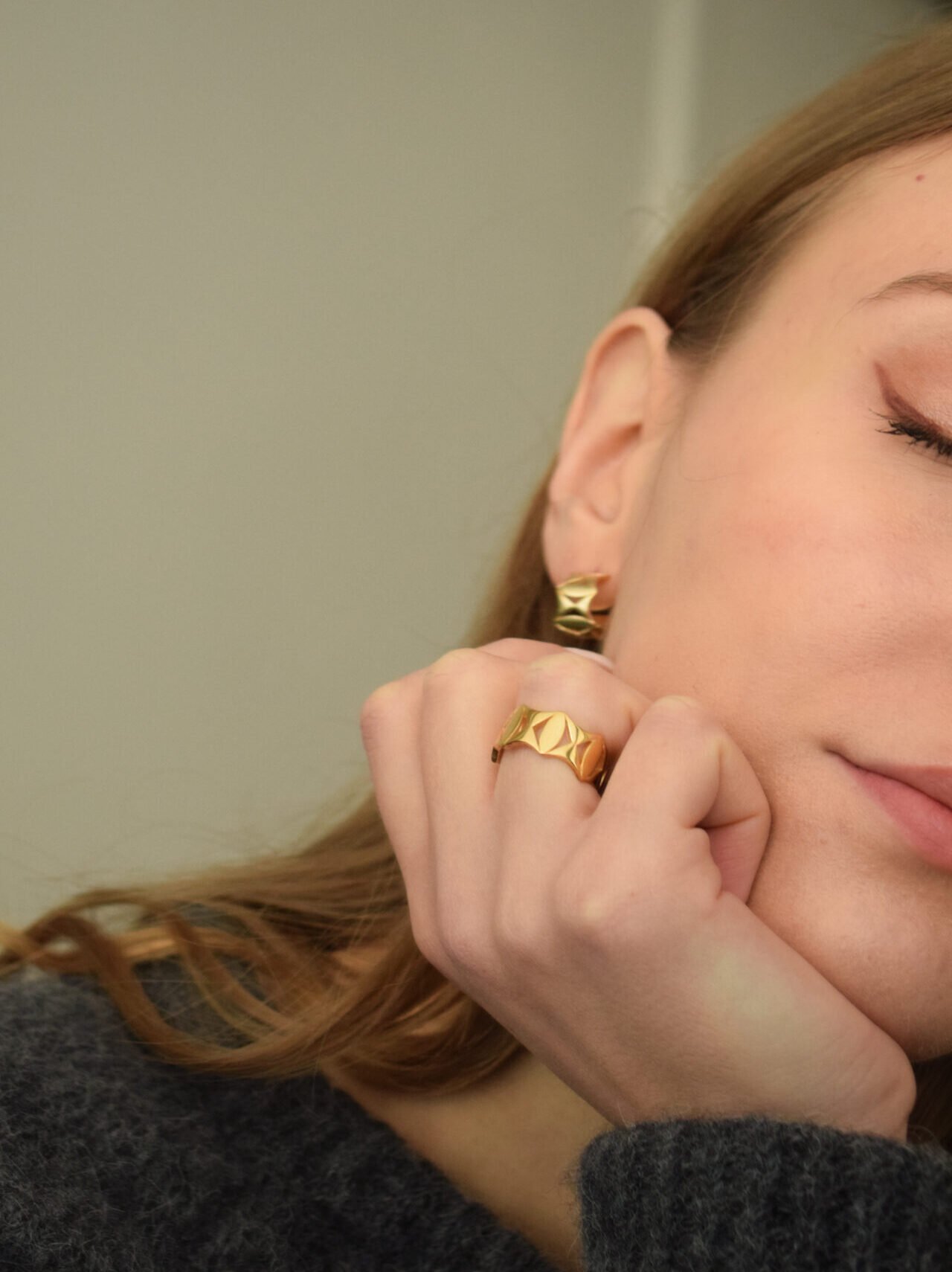 anello e orecchini memoria oro indossati