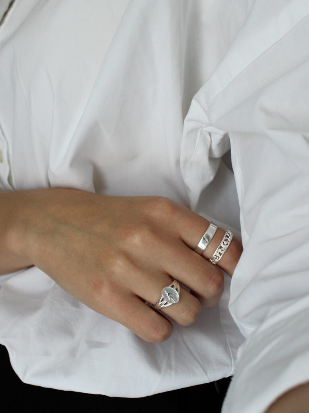 anello metamorfosi argento indossato