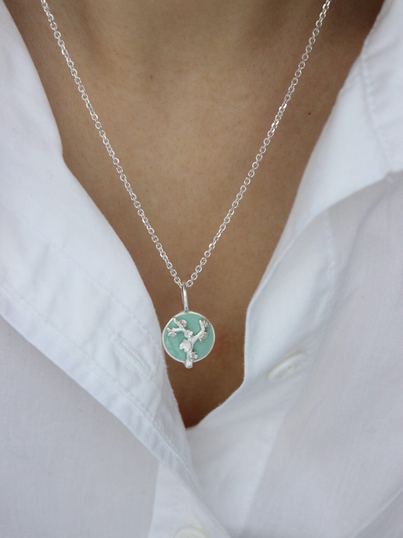 ciondolo fioridimandorlo argento indossato 2