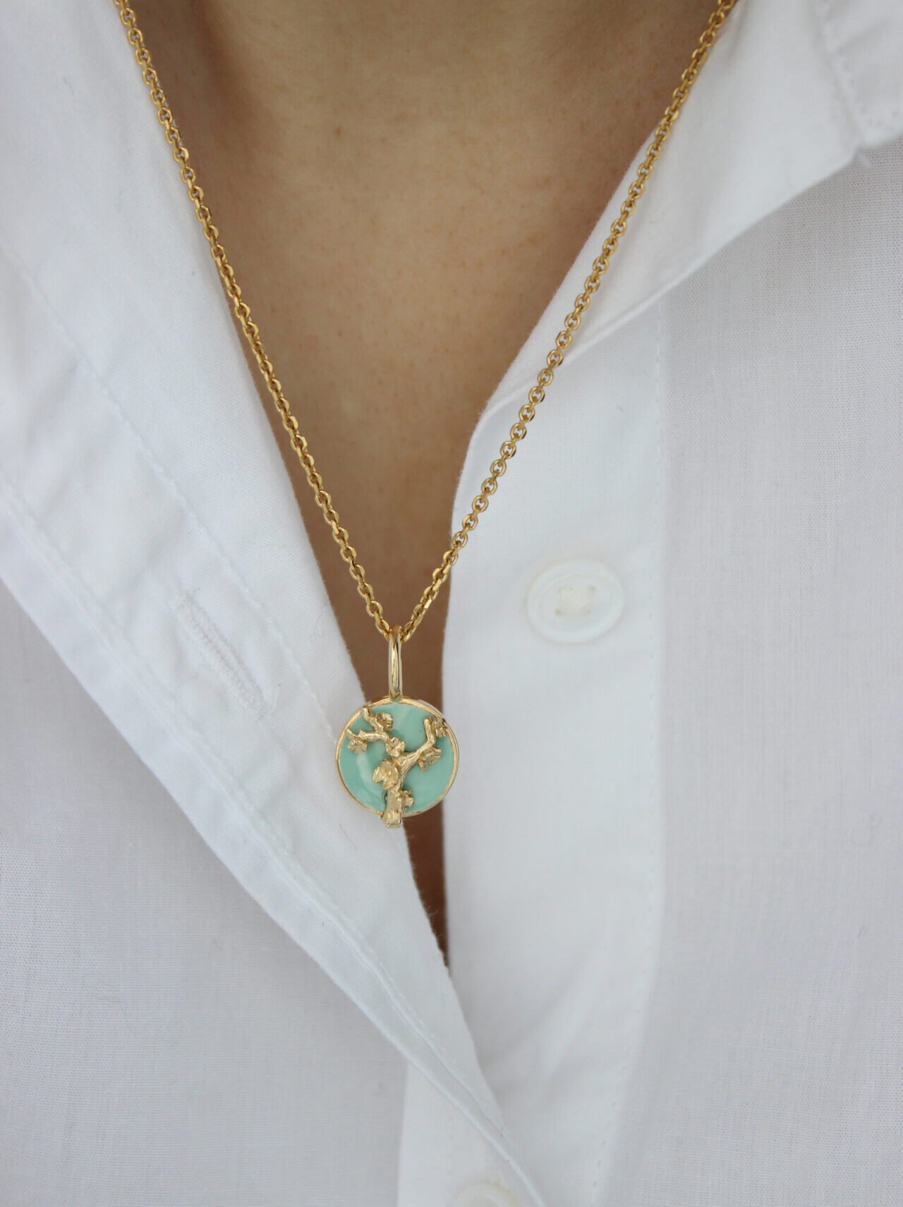 ciondolo fioridimandorlo indossato oro 2