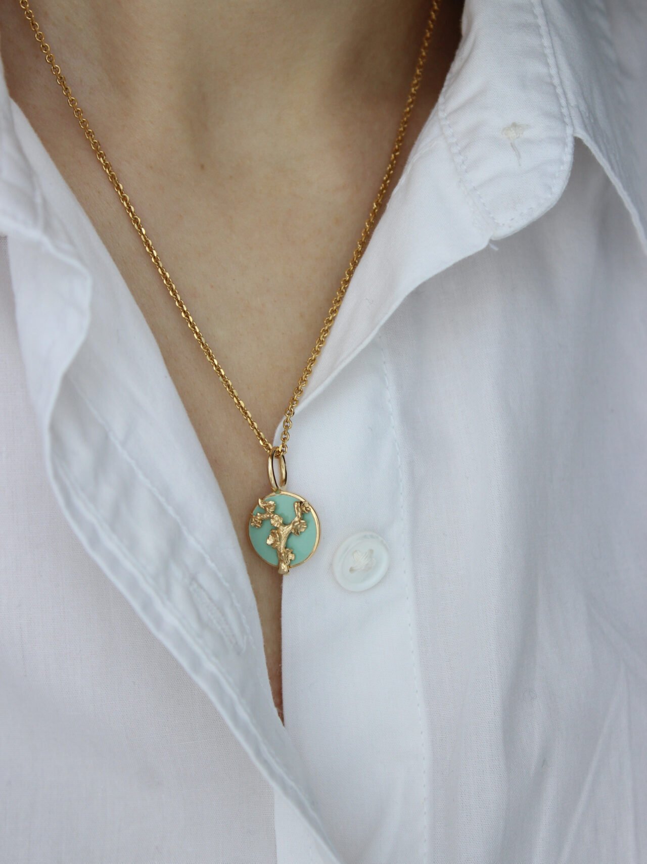 ciondolo fioridimandorlo oro indossato