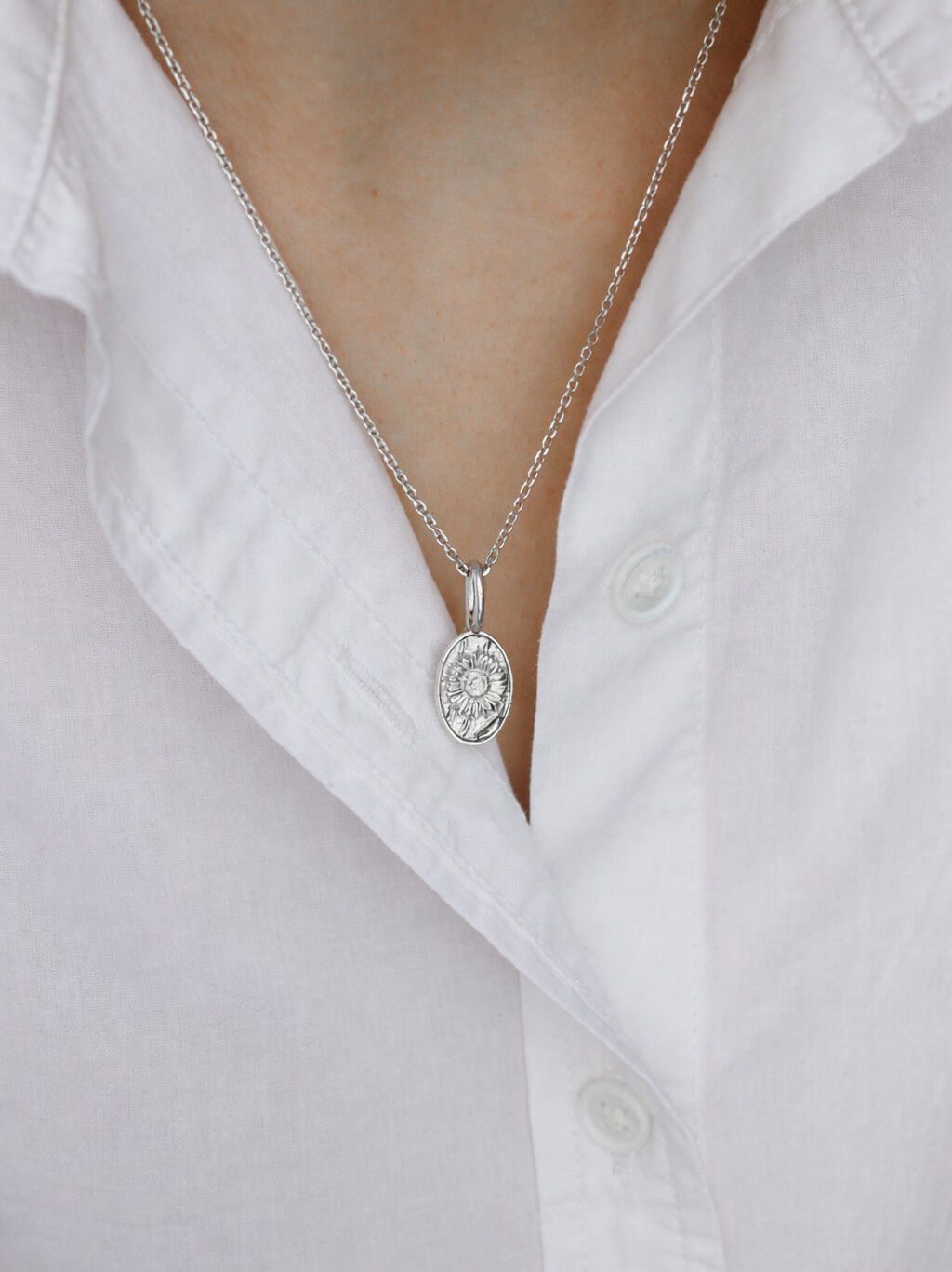 ciondolo girasole argento indossato 3