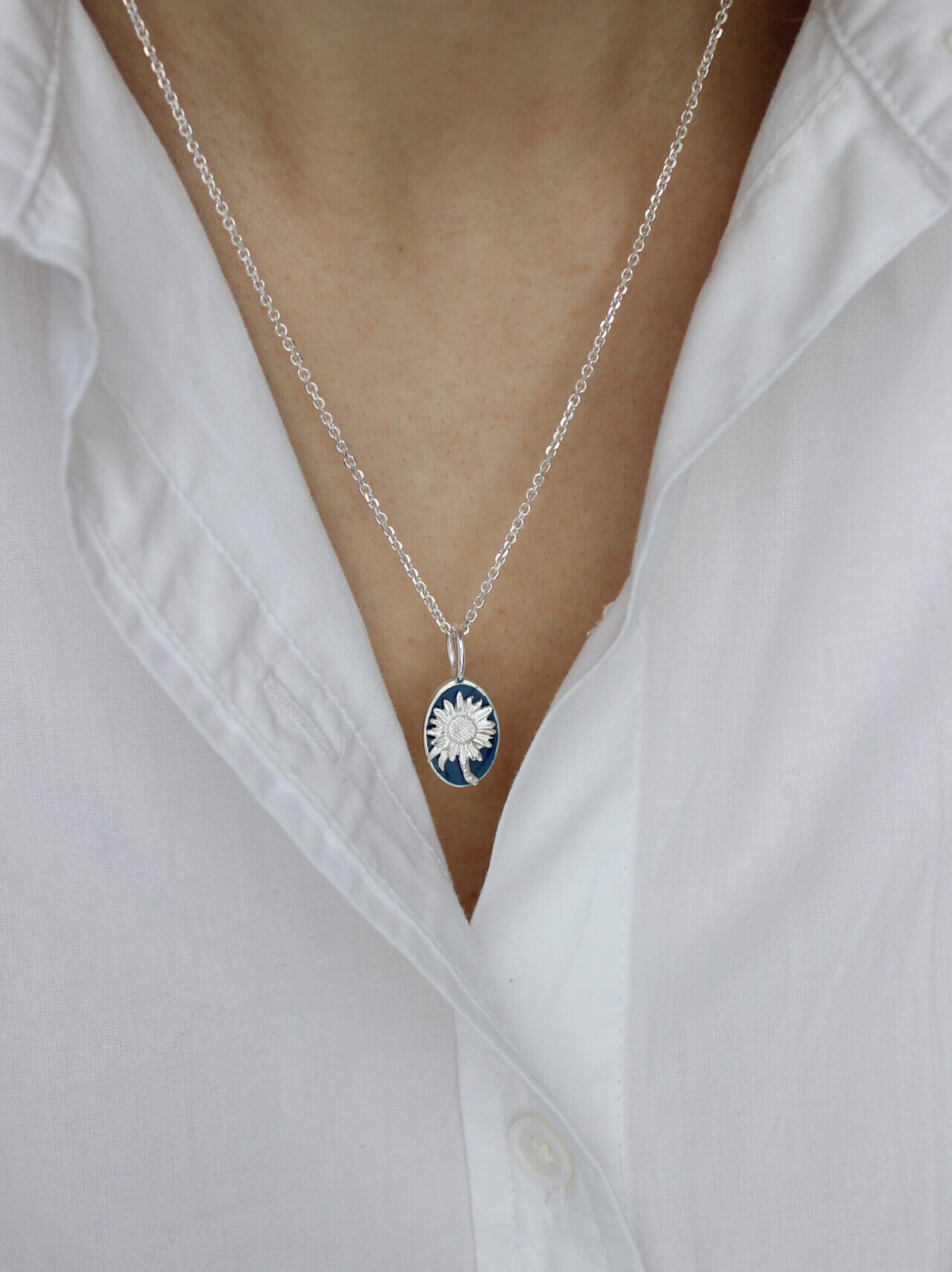 ciondolo memoria di un girasole argento indossato 3