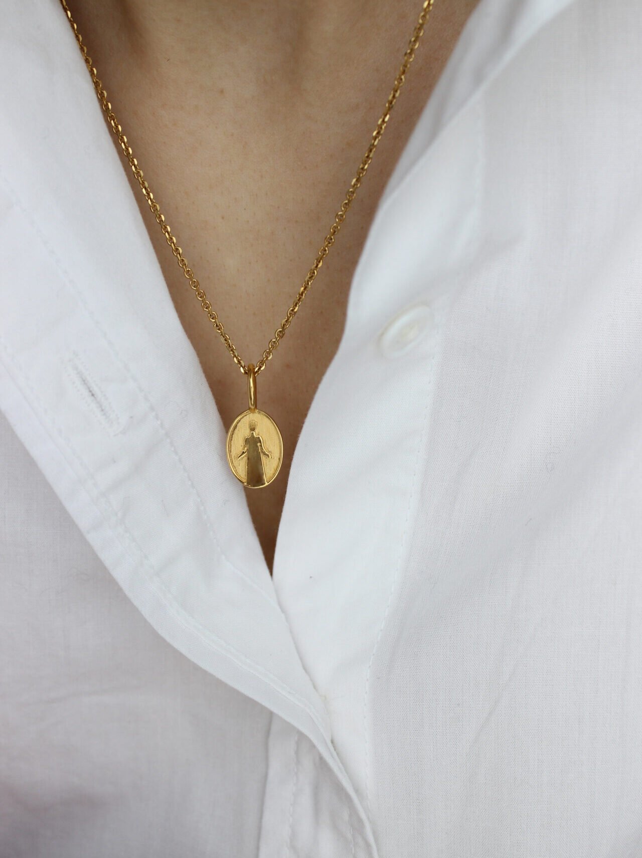 ciondolo tutti i miei cieli indossato oro 3