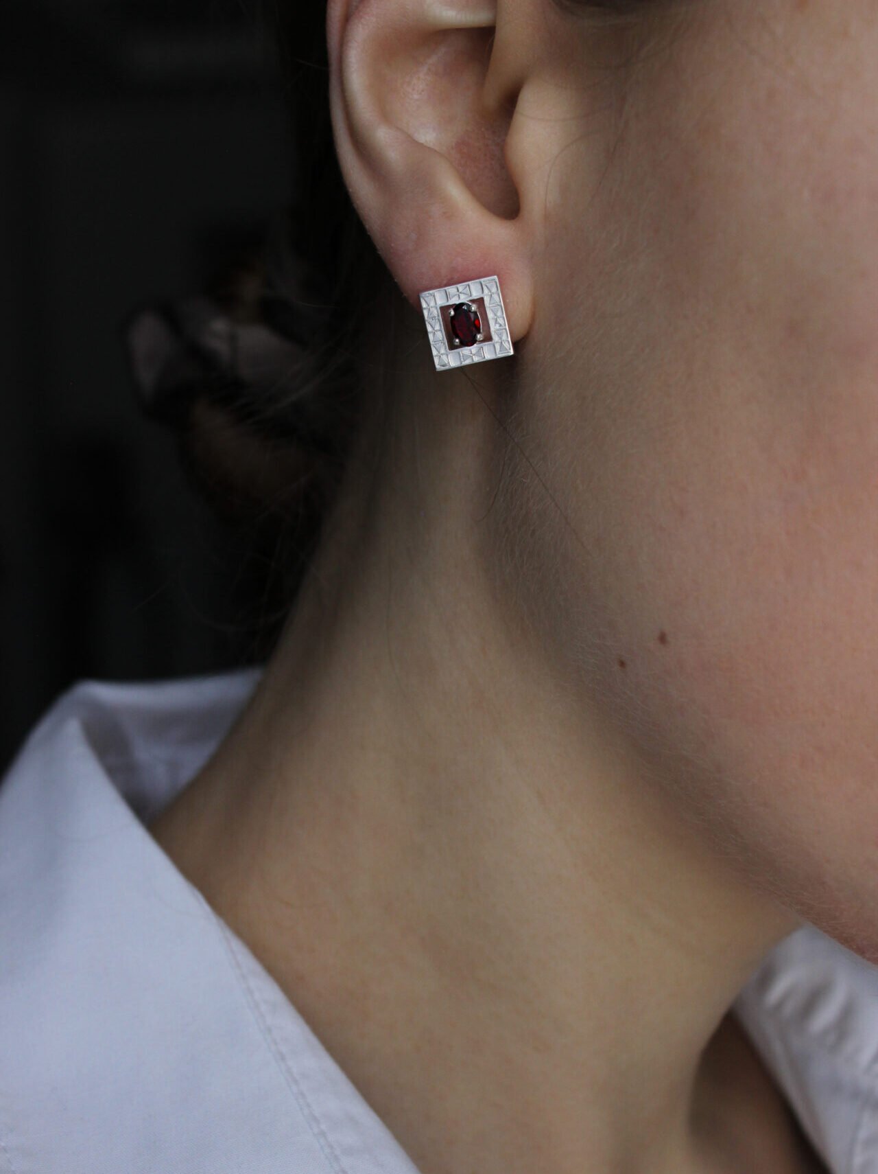 orecchini anamorfosi argento indossati